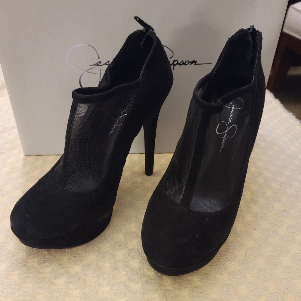 The perfect black pumps.